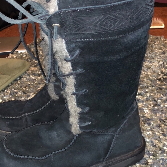 Ugg Boots size 8 - Picture 2 of 3